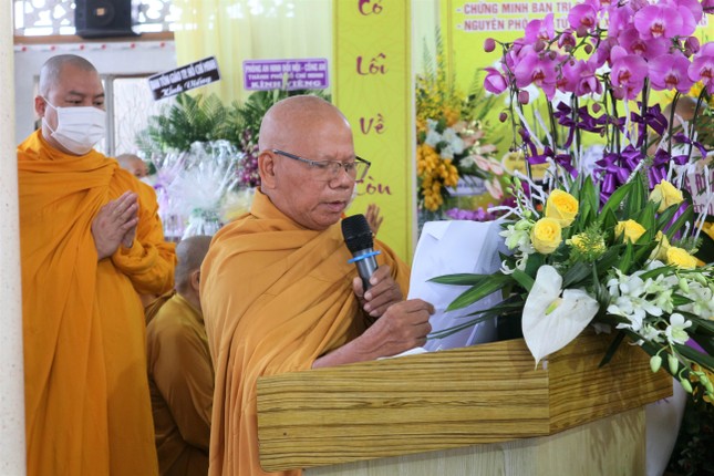 Hòa thượng Thích Giác Nhân đọc bài thơ của Hòa thượng Thích Giác Toàn, Trưởng ban Thường trực Giáo phẩm Hệ phái thương kính tưởng niệm