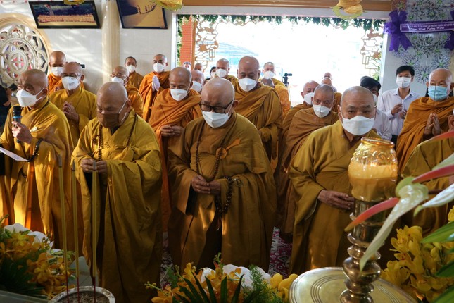 Chư tôn đức cử hành nghi thức niêm hương tưởng niệm
