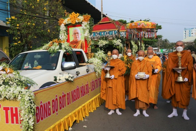 Phụng tống kim quan Trưởng lão Hòa thượng đến Đài hỏa táng Đa Phước trà-tỳ