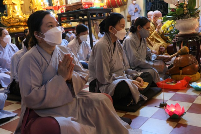 Phật tử thực hiện lễ kỷ niệm ngày Đức Phật thành đạo, tụng kinh cầu nguyện quốc thái dân an