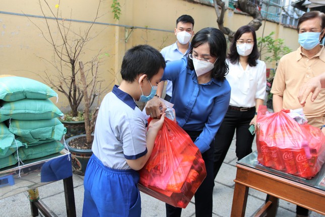 Mỗi phần quà trị giá 550 ngàn đồng Mỗi phần quà trị giá 550 ngàn đồng