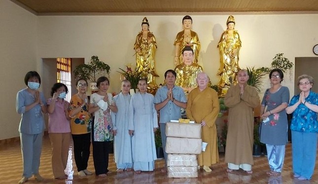 Thượng tọa Thích Duy Trấn cúng dường các ngôi tự viện vùng sâu, vùng xa trên địa bàn huyện Bù Gia Mập - Ảnh: Phước Ngô Thượng tọa Thích Duy Trấn cúng dường các ngôi tự viện vùng sâu, vùng xa trên địa bàn huyện Bù Gia Mập - Ảnh: Phước Ngô