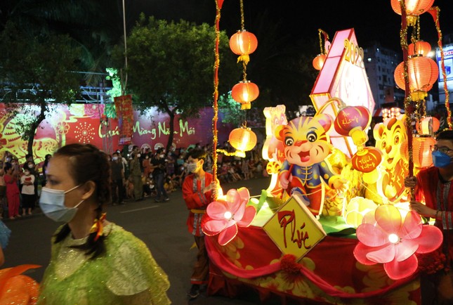 Rực rỡ sắc màu đêm lễ hội