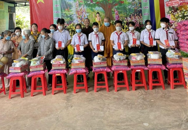 Đoàn trao học bổng tiếp sức các em đến trường Đoàn trao học bổng tiếp sức các em đến trường