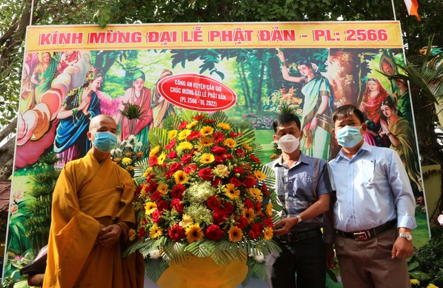 Nhiều lẵng hoa chúc mừng Đại lễ Phật đản Nhiều lẵng hoa chúc mừng Đại lễ Phật đản