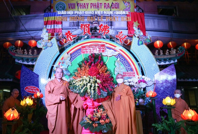 Nhiều lẵng hoa gửi đến chúc mừng Đại lễ Phật đản Nhiều lẵng hoa gửi đến chúc mừng Đại lễ Phật đản