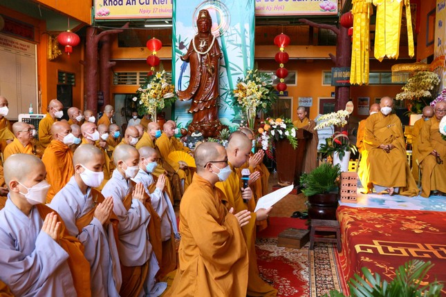 Hành giả phát nguyện tu học trong ba tháng An cư kiết hạ Hành giả phát nguyện tu học trong ba tháng An cư kiết hạ