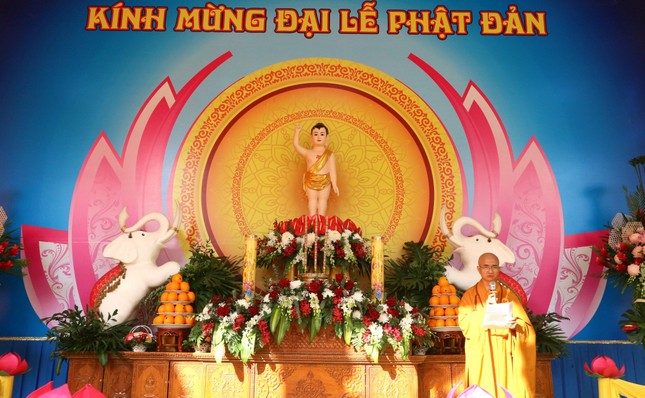 Thượng tọa Thích Thiện Quý tuyên đọc Thông điệp Đại lễ Phật đản của Đức Quyền Pháp chủ GHPGVN