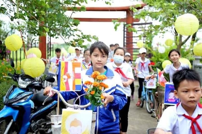 Bụt, hoa và cờ trên xe em