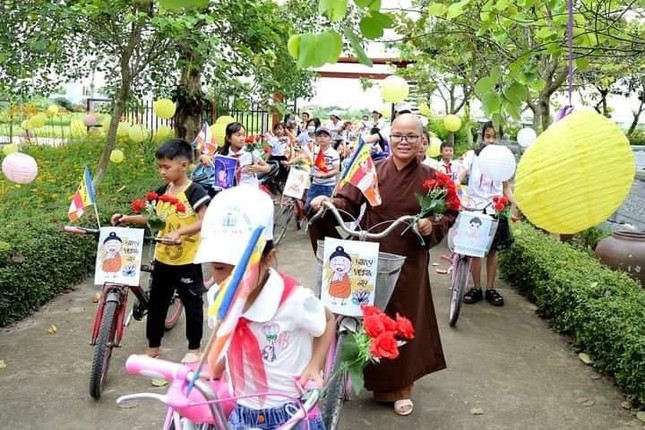 Chương trình diễu hành ngoài 50 em thiếu nhi, Phật tử trẻ, còn có sự tham gia của 10 cô giáo Trường Mầm non xã Kim Mỹ