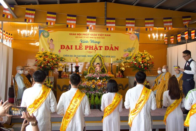 Thành kính hướng về lễ đài Đức Thế Tôn Thành kính hướng về lễ đài Đức Thế Tôn