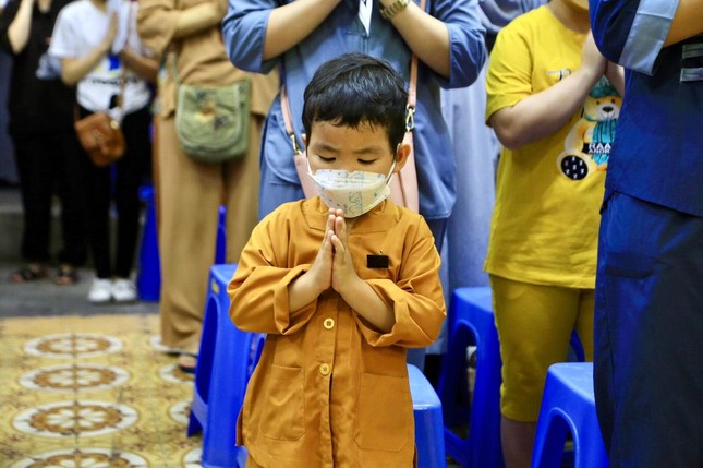 Em thơ chờ đến lượt thực hiện nghi lễ Tắm Phật Em thơ chờ đến lượt thực hiện nghi lễ Tắm Phật