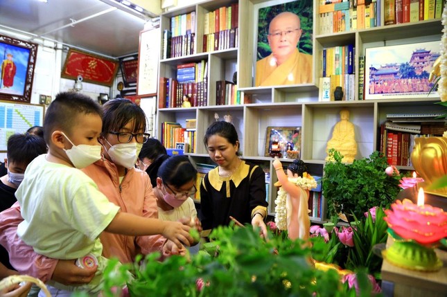 Phụ huynh cùng con trẻ thực hiện lễ Mộc dục Phụ huynh cùng con trẻ thực hiện lễ Mộc dục