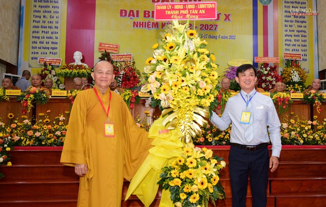 Đại diện lãnh đạo TP.Tân An tặng hoa chúc mừng Đại diện lãnh đạo TP.Tân An tặng hoa chúc mừng