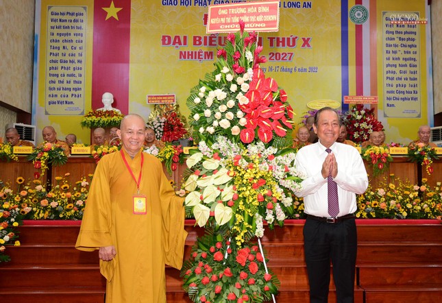 Hòa thượng Thích Minh Thiện đón nhận lẵng hoa tươi thắm của ông Trương Hòa Bình, nguyên Phó Thủ tướng Thường trực Chính phủ Hòa thượng Thích Minh Thiện đón nhận lẵng hoa tươi thắm của ông Trương Hòa Bình, nguyên Phó Thủ tướng Thường trực Chính phủ