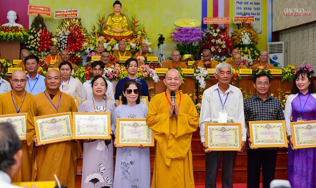 Ban Trị sự Phật giáo tỉnh Long An trao tặng Bằng khen cho các cá nhân có nhiều đóng góp cho hoạt động Phật sự tỉnh nhà Ban Trị sự Phật giáo tỉnh Long An trao tặng Bằng khen cho các cá nhân có nhiều đóng góp cho hoạt động Phật sự tỉnh nhà