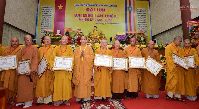 Hoà thượng Thích Thiện Thống, Phó Chủ tịch Hội đồng Trị sự trao bằng khen đến cá nhân, tập thể có thành tích xuất sắc Hoà thượng Thích Thiện Thống, Phó Chủ tịch Hội đồng Trị sự trao bằng khen đến cá nhân, tập thể có thành tích xuất sắc