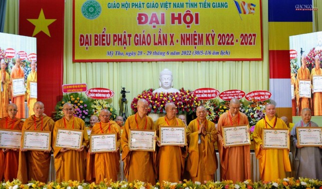 Chư tôn đức Ban Trị sự GHPGVN tỉnh Tiền Giang nhận Bằng tuyên dương công đức của GHPGVN Chư tôn đức Ban Trị sự GHPGVN tỉnh Tiền Giang nhận Bằng tuyên dương công đức của GHPGVN