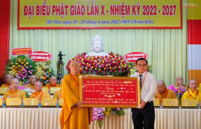 Hòa thượng Thích Huệ Minh đón nhận khánh vàng chúc mừng của Tỉnh ủy tỉnh Tiền Giang Hòa thượng Thích Huệ Minh đón nhận khánh vàng chúc mừng của Tỉnh ủy tỉnh Tiền Giang