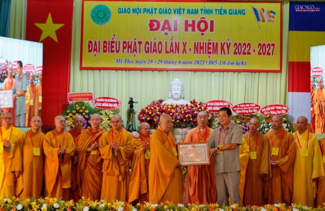 Chư tôn đức Ban Trị sự GHPGVN tỉnh Tiền Giang nhận Bằng khen của chính quyền các cấp Chư tôn đức Ban Trị sự GHPGVN tỉnh Tiền Giang nhận Bằng khen của chính quyền các cấp