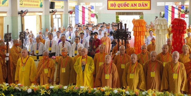 Chư tôn đức thực hiện nghi thức chào Quốc kỳ, Đạo kỳ Chư tôn đức thực hiện nghi thức chào Quốc kỳ, Đạo kỳ