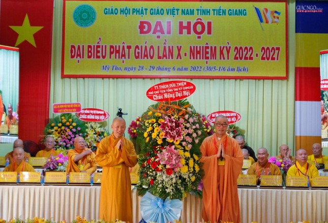 Thượng tọa Thích Minh Nhẫn được ủy quyền của Thượng tọa Thích Đức Thiện, Phó Chủ tịch kiêm Tổng Thư ký Hội đồng Trị sự đại diện trao lẵng hoa chúc mừng đại hội tỉnh Tiền Giang Thượng tọa Thích Minh Nhẫn được ủy quyền của Thượng tọa Thích Đức Thiện, Phó Chủ tịch kiêm Tổng Thư ký Hội đồng Trị sự đại diện trao lẵng hoa chúc mừng đại hội tỉnh Tiền Giang