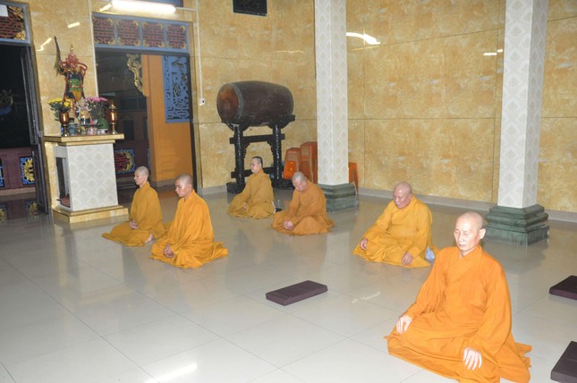 Giờ an trú thiền tọa mỗi tối trước khi chỉ tịnh