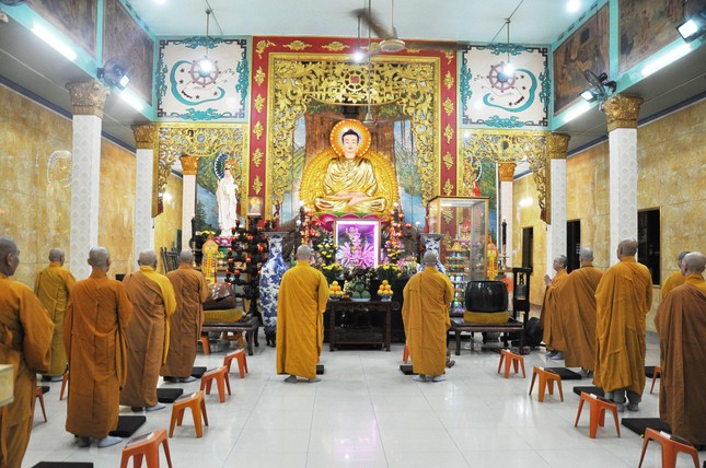 Chư Tăng trong thời công phu khuya