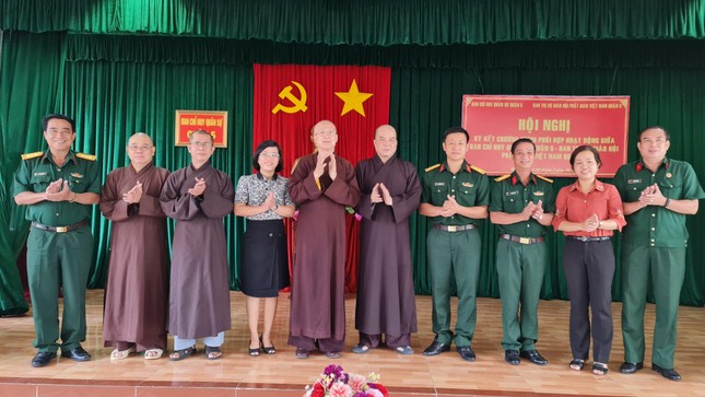 Tại buổi lễ, hai bên đã thực hiện ký kết nội dung liên quan công tác quốc phòng, an sinh xã hội Tại buổi lễ, hai bên đã thực hiện ký kết nội dung liên quan công tác quốc phòng, an sinh xã hội