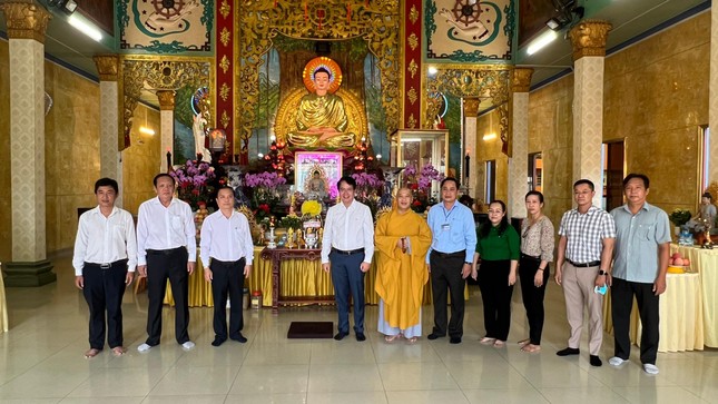 Lãnh đạo chính quyền thắp hương, lễ Phật và lưu niệm tại chánh điện chùa Tuyền Lâm