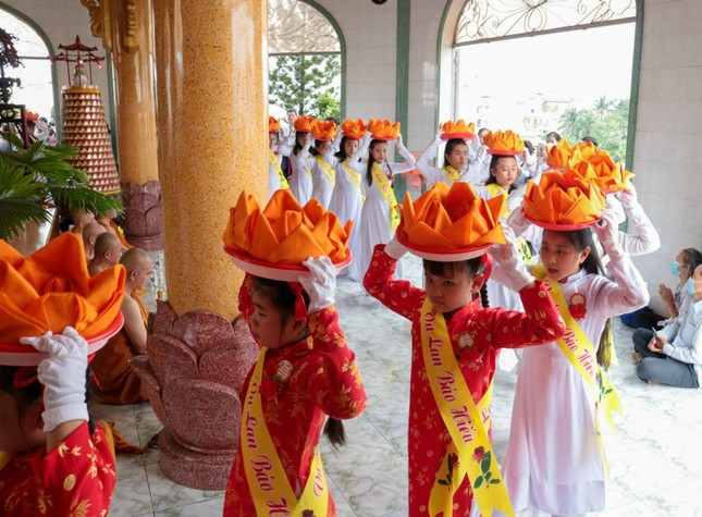 Phật tử đi nhiễu y quanh chư tôn đức 3 vòng trước khi dâng pháp y để tỏ lòng thành kính
