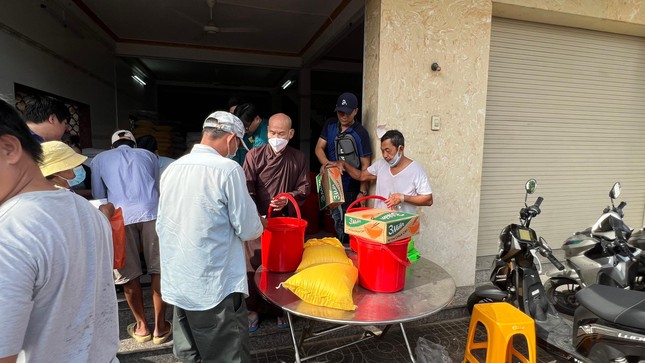 Thượng tọa Thích Thiện Nghĩa trao quà đến người dân