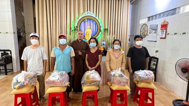 Đại đức Thích Huệ Châu trao quà đến người dân tại địa phương