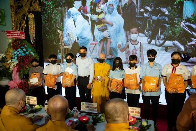 Những phần quà sẻ chia ấm áp, nghĩa tình