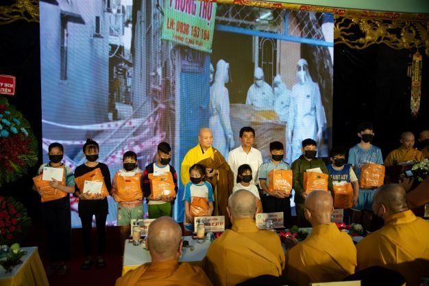 Trao tặng học bổng cho học sinh mồ côi, ảnh hưởng bởi dịch Covid-19