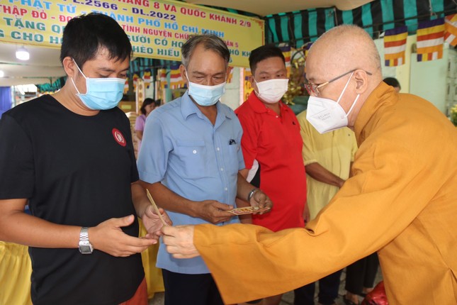 Hòa thượng Trưởng ban Hướng dẫn Phật tử TP.HCM trao quà chia sẻ với gia đình bị ảnh hưởng bởi dịch Covid-19 Hòa thượng Trưởng ban Hướng dẫn Phật tử TP.HCM trao quà chia sẻ với gia đình bị ảnh hưởng bởi dịch Covid-19