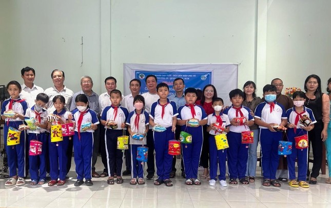 Tặng quà đầu năm học và mừng Tết Trung thu cho các em học sinh Tặng quà đầu năm học và mừng Tết Trung thu cho các em học sinh