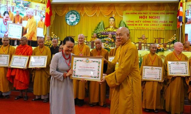 Cư sĩ Xuân Loan nhận Bằng tuyên dương công đức của GHPGVN