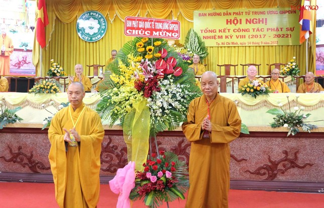 Nhiều lẵng hoa chúc mừng Hội nghị tổng kết của Ban Hướng dẫn Phật tử Trung ương