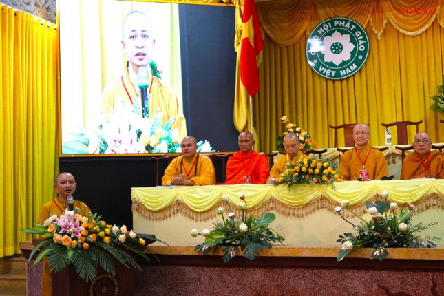 Đại đức Thích Quảng Tiến báo cáo công tác Phật sự của Ban Hướng dẫn Phật tử nhiệm kỳ 2017-2022