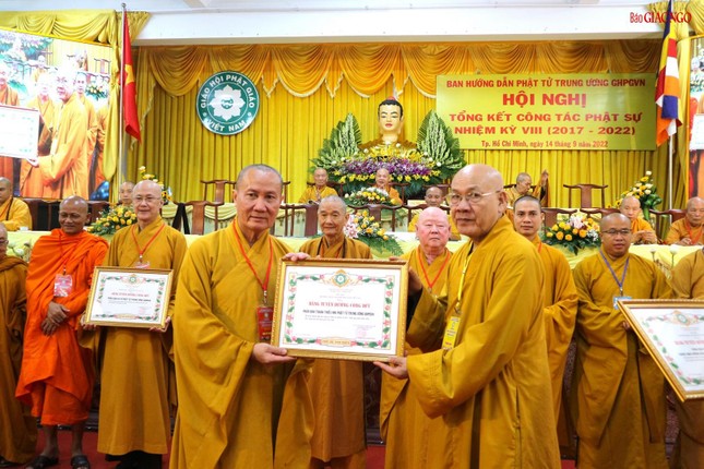 Thượng tọa Thích Phước Nghiêm đón Bằng tuyên dương công đức từ Trung ương GHPGVN