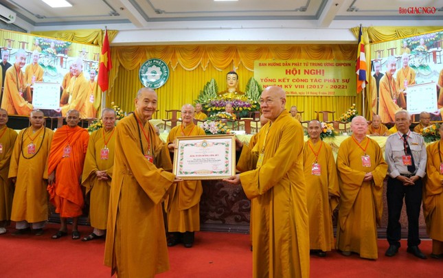 Hòa thượng Trưởng ban Hướng dẫn Phật tử Trung ương đón nhận Bằng công đức cao quý từ Thường trực Hội đồng Trị sự GHPGVN