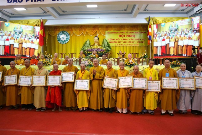14 tập thể Ban Hướng dẫn Phật tử được nhận Bằng tuyên dương công đức của GHPGVN