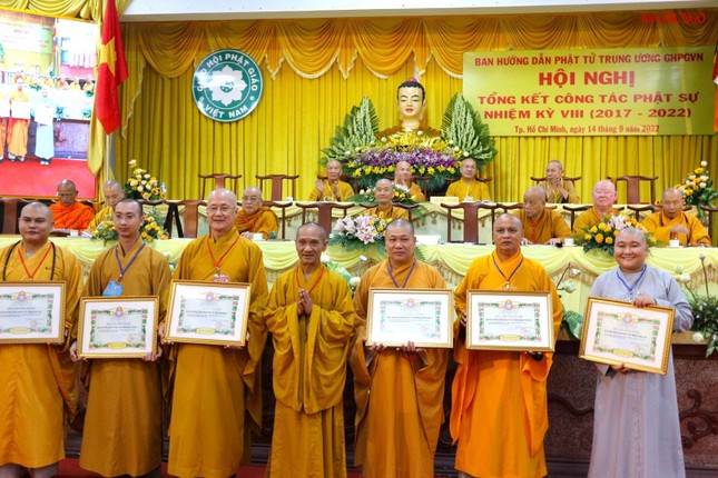 44 cá nhân thành viên Ban Hướng dẫn Phật tử đón nhận bằng tuyên dương công đức của Trung ương Giáo hội