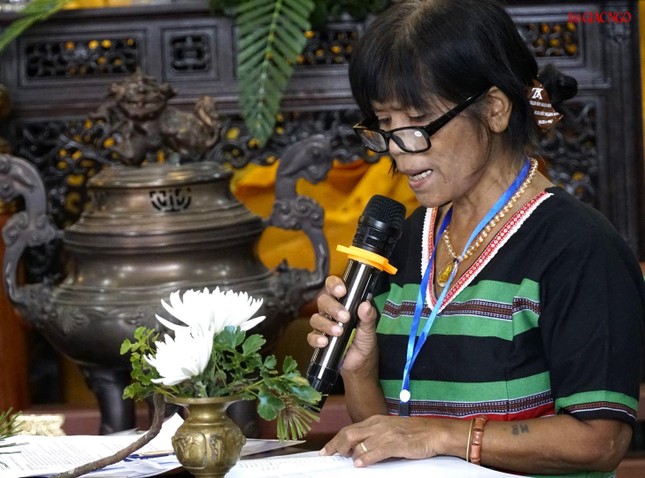 Bà Đinh Nay Huỳnh, Ủy viên Ban Trị sự Phật giáo tỉnh phát biểu tham luận “Phật tử dân tộc sinh hoạt với Thượng tọa Thích Giác Duyên”