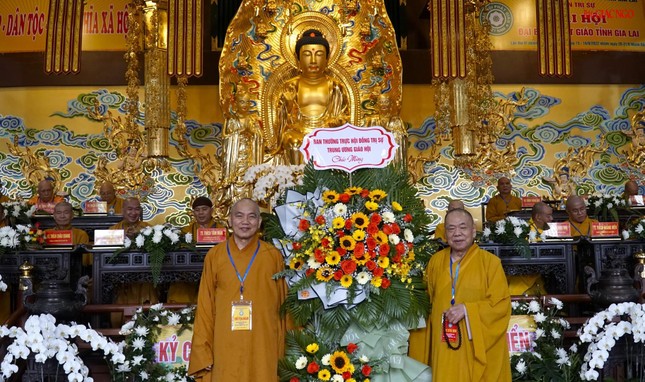 Hòa thượng Thích Thiện Pháp, Phó Chủ tịch Thường trực Hội đồng Trị sự, Trưởng ban Tăng sự Trung ương tặng hoa chúc mừng