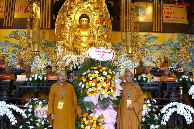 Ban Trị sự Phật giáo tỉnh Gia Lai đón nhận lẵng hoa chúc mừng từ Văn phòng II Trung ương GHPGVN