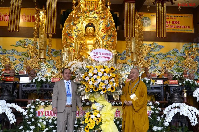 Lãnh đạo chính quyền tỉnh Gia Lai tặng hoa chúc mừng