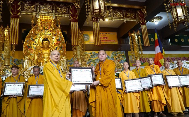 Hòa thượng Thích Quảng Xả trao Bằng Tuyên dương công đức đến thành viên Ban Trị sự Phật giáo tỉnh Gia Lai