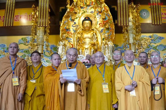 Hòa thượng Thích Từ Vân thay mặt Ban Trị sự Phật giáo tỉnh Gia Lai, nhiệm kỳ 2022-2027 phát nguyện nhận nhiệm vụ